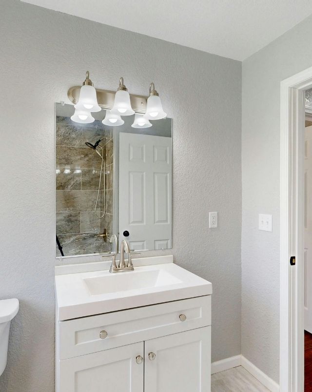 Bright Modern Bathroom with Elegant Fixtures