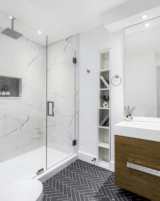 Modern Luxurious Bathroom with Glass Enclosure